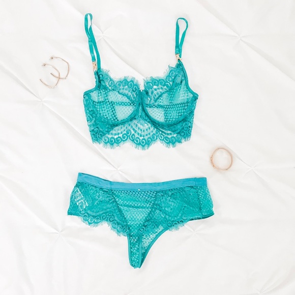 Chantilly Lace Bra & Panty Set (S-5X) - Picture 3 of 5